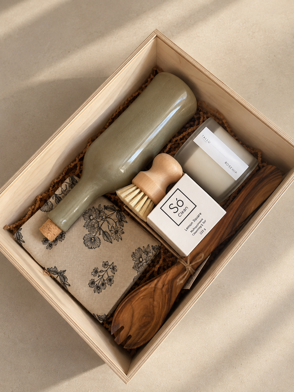 A thoughtful edit for the home, the Olive Oil Edit brings together beautiful, everyday pieces with an artisanal feel. Featuring a Gharyan stoneware olive oil dispenser, handcrafted wooden serving spoon, soft heirloom dish towel, natural brush and Só soap, it’s a timeless collection designed for slow mornings, shared meals and a well-loved kitchen.